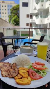 巴兰基亚Hotel Dorado Barranquilla的餐桌上放有米饭和西红柿的食品