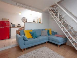 布里克瑟姆Bird Box的客厅设有蓝色的沙发和楼梯。