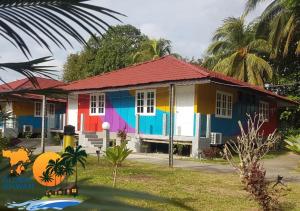 瓜埠GLOBAL IKHWAN RESORT的街道上用不同颜色画的房子