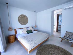 龙目岛库塔Kalea Villas的一间卧室,卧室内配有一张大床