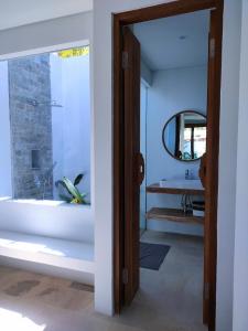龙目岛库塔Kalea Villas的带浴缸和镜子的浴室