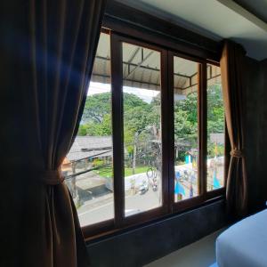 拜县Namu Hotel的卧室窗户享有游乐场的景致