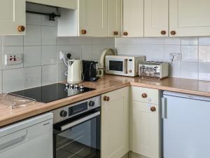 Longniddry2 Setonhill Cottages的厨房配有炉灶和微波炉。