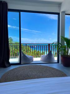 图鲁斯杜Samura Panorama Guest House的一间卧室设有一张床,享有海景