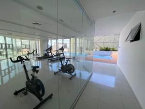 达沃市Inspiria Davao的健身房,室内配有几辆健身自行车