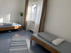施派尔Ferienwohnung Birka的客房设有两张床和窗户。