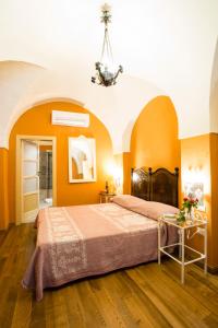 特雷斯努拉吉斯格利埃斯福德利酒店的一间卧室拥有橙色的墙壁和一张大床