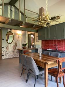 普雷圣迪迪埃科尔梅森住宅酒店的厨房配有木桌和椅子