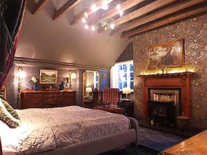 奥本Glencruitten House的一间卧室配有一张床和一个壁炉