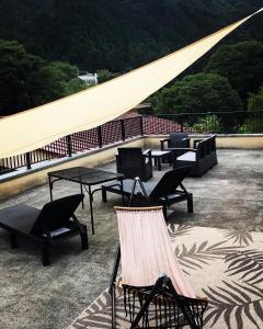 秋留野大津大自然公园旅馆的屋顶上的一组桌椅