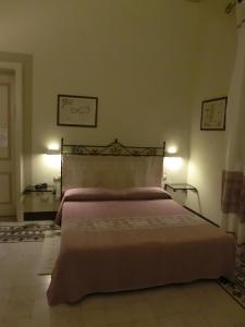 特雷斯努拉吉斯格利埃斯福德利酒店的卧室内的一张床位,墙上有两盏灯