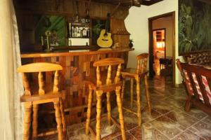 贝圣安那欧沐晰自助式酒店的厨房设有带木凳和吉他酒吧。