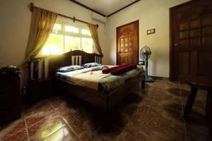 贝圣安那欧沐晰自助式酒店的一间卧室设有一张大床和窗户