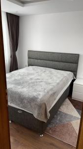 切佩拉雷ORION APARTMENTS的卧室内的一张床位,配有灰色床垫