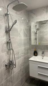 切佩拉雷ORION APARTMENTS的带淋浴和盥洗盆的浴室