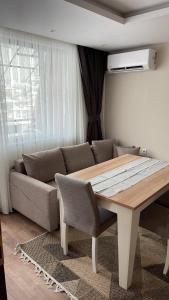 切佩拉雷ORION APARTMENTS的客厅配有桌子和沙发