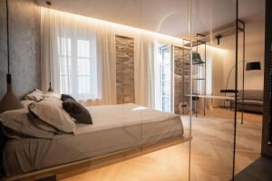的里雅斯特S1 Luxury Suites and Rooms的一间卧室设有一张床和玻璃墙