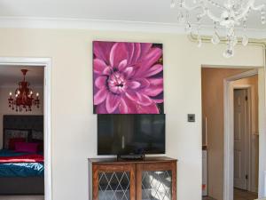霍兹登Ace Lodge的客厅的墙上挂着粉红色的大花画