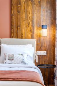 阿拉霍瓦Paeonia Arachova的一间卧室配有一张木墙床