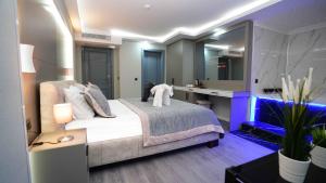 伊斯坦布尔AURA MARINA HOTEL的一间卧室配有床、水槽和镜子