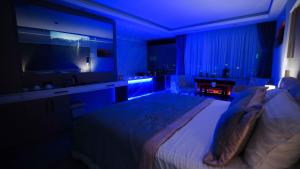 伊斯坦布尔AURA MARINA HOTEL的一间卧室配有一张大床和电视