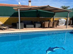阿尔豪林德拉托里Villa Vanessa的一个带凉亭和游泳池的游泳池