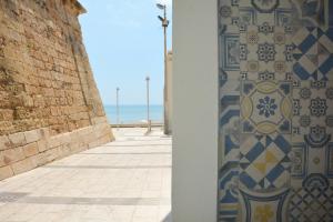 拉古萨码头Fly Home Sicily的墙上有蓝色的白色瓷砖