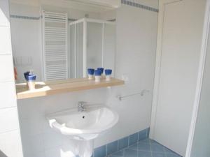 格拉多Residence Mirage的白色的浴室设有水槽和镜子