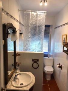 曼西利亚德拉斯穆拉斯Casa Belia的浴室配有白色卫生间和盥洗盆。
