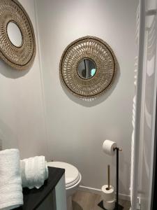 滑铁卢la chambre de lola的浴室设有卫生间和墙上的镜子。