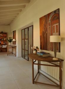 坎德莱达Casa Los Bancales的客厅配有桌子和墙上的绘画