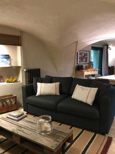 Le NoyerLa Suite Lou的客厅配有沙发和桌子