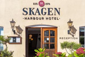 斯卡恩Skagen Harbour Hotel的建筑一侧的harcourt酒店标志