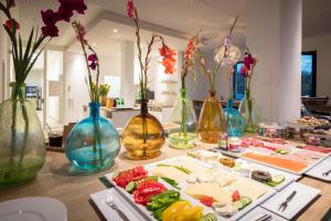 索斯特德克8索斯特设计酒店的一张桌子,上面有花瓶和一盘食物