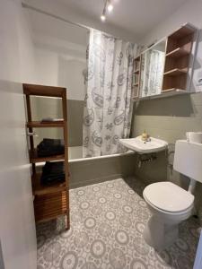 罗登巴赫Linden Monteur Apartment的一间带卫生间和水槽的浴室
