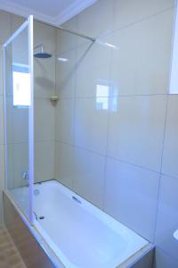 开普敦Lalibela gust house 2的带淋浴的浴室和玻璃门