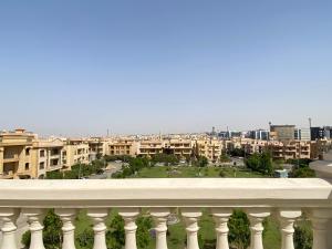 开罗Chelay studios的阳台享有城市美景。
