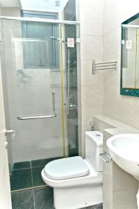 哥打京那巴鲁Bulan Guesthouse Imago的浴室配有卫生间、盥洗盆和淋浴。