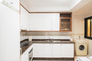维戈Apartmento Alcabre (Vigo) vistas al mar 6 personas的白色的厨房配有水槽和洗衣机