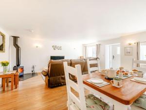 IlchesterPea Cottage的客厅配有桌子和沙发