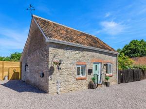 IlchesterPea Cottage的蓝色门的小石头小屋