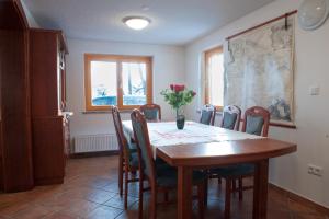 戈雷尼斯卡地区采尔克列Holiday Home Zelenka的一间带木桌和椅子的用餐室