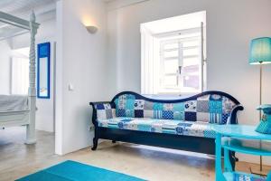 西尔韦斯Casa do Largo Silves的窗户客房内的蓝色沙发