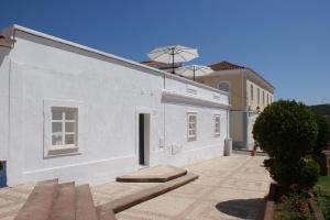 西尔韦斯Casa do Largo Silves的白色的建筑,旁边有一扇门