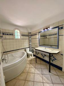 滨海圣西尔Bastide de Gueissard的带浴缸、卫生间和盥洗盆的浴室