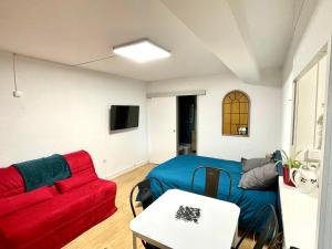 沙斯讷伊迪普瓦图~ le Terracotta ~ Studio 1/4 pers / Futuroscope的客厅配有红色的沙发和桌子