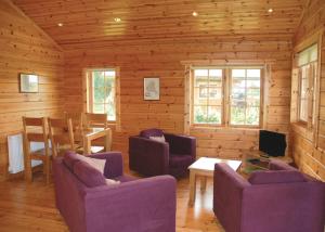 StillingfleetHome Farm的客厅配有紫色沙发和桌子