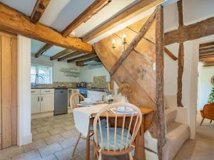 WarboroughThe Cottage的厨房以及带桌椅的用餐室。