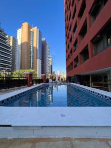 福塔莱萨Top Flat Fortaleza的一座位于高楼城市的游泳池