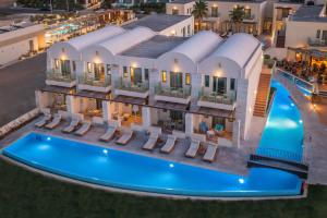 科林瓦里奥Giannoulis - Grand Bay Beach Resort (Exclusive Adults Only)的享有带游泳池的度假村的空中景致